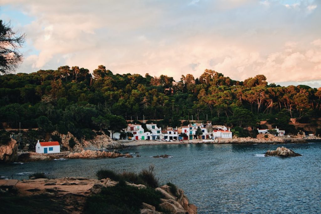 Cannes y costa 2 días: islas de Lérins y paseo de la Croisette – foto de Maël BALLAND (Unsplash)