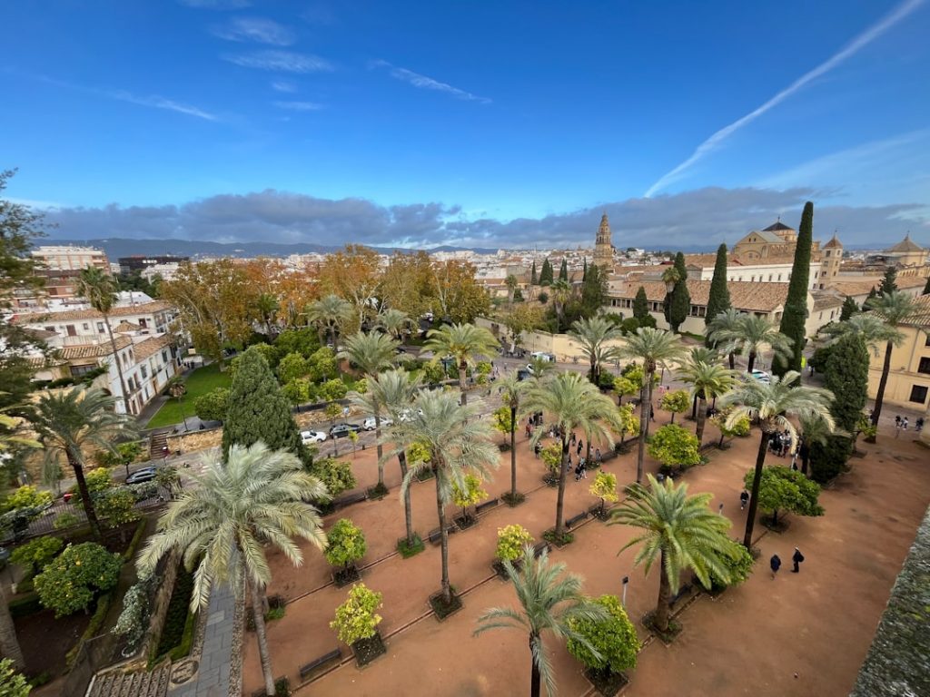 Córdoba 2 días low-cost: Mezquita temprano, patios y tren regional – foto de Piotr Kolawa (Unsplash)