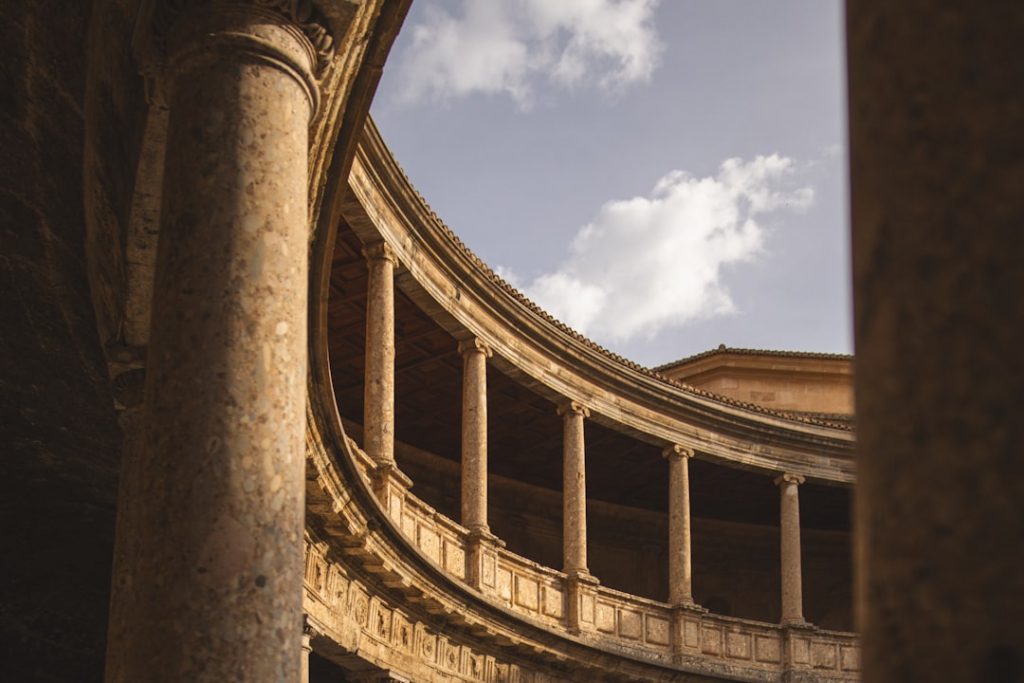 Granada joven 3 días: Alhambra con slot, miradores y teterías – foto de Víctor Hugo (Unsplash)