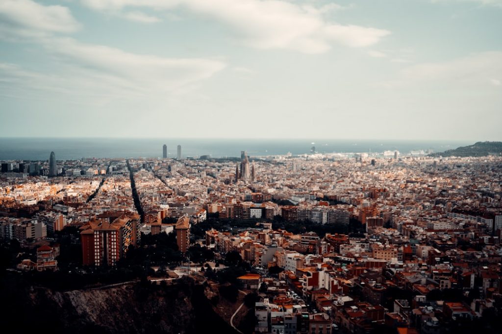 Guía foodie low-cost de Barcelona: mercados y bodegas de barrio – foto de Nirmal Rajendharkumar (Unsplash)