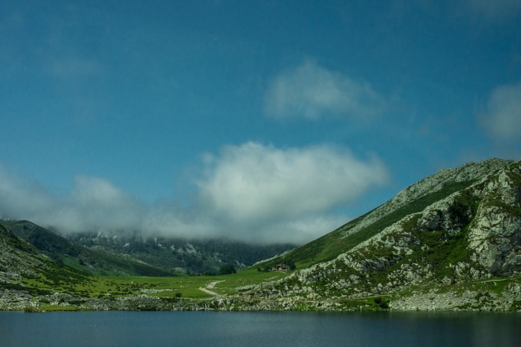 Picos de Europa exprés: Lagos de Covadonga y Fuente Dé con lanzaderas – foto de Hayffield L (Unsplash)