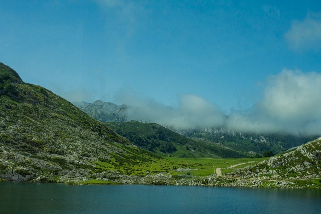 Picos de Europa exprés: Lagos de Covadonga y Fuente Dé con lanzaderas – foto de Hayffield L (Unsplash)