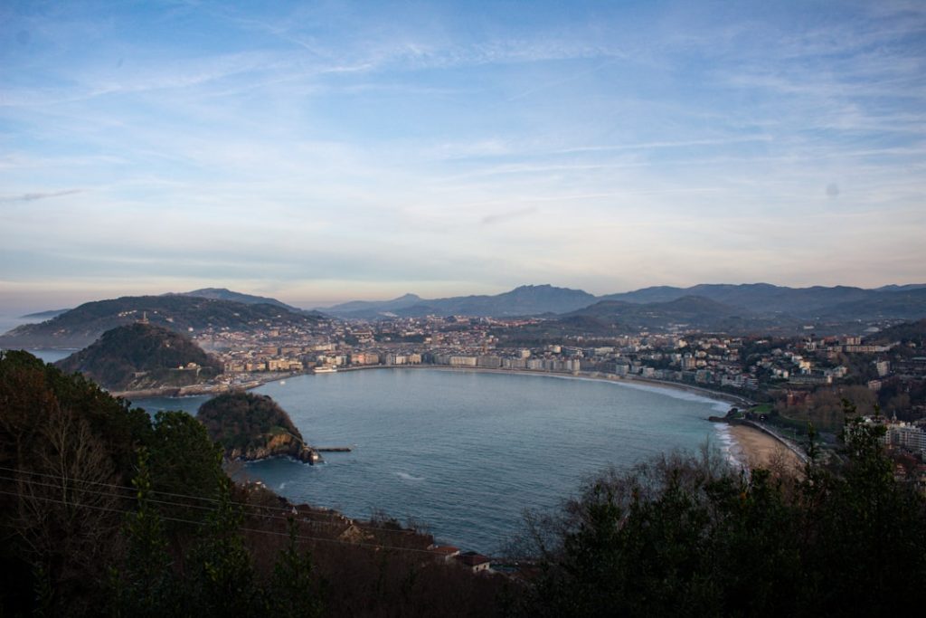 San Sebastián barato 2–3 días: pintxos, surf Zurriola y bus topo – foto de Alejandra Cifre González (Unsplash)