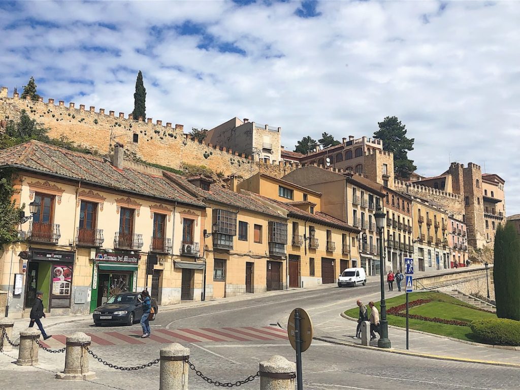 Segovia + Ávila 2 días en tren: acueducto, murallas y cochinillo – foto de Isabella Smith (Unsplash)