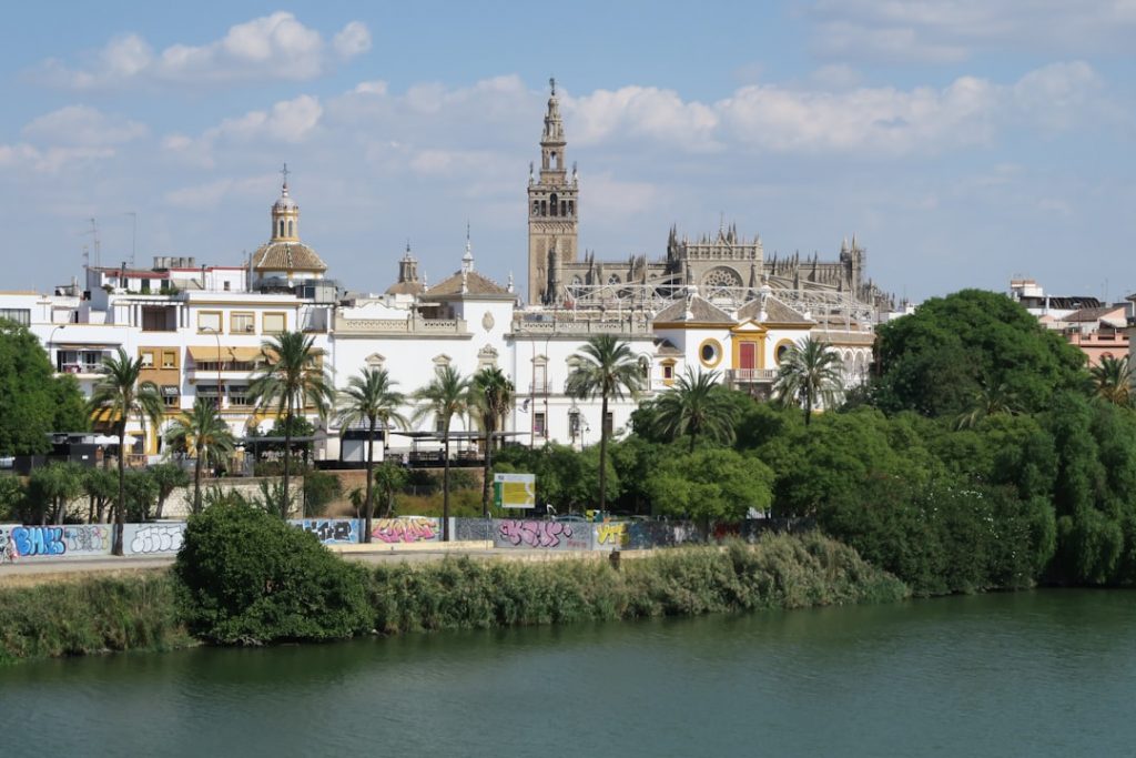 Sevilla 48h exprés para jóvenes: Alcázar con reserva, tapas y bici Sevici – foto de Freysteinn G. Jonsson (Unsplash)