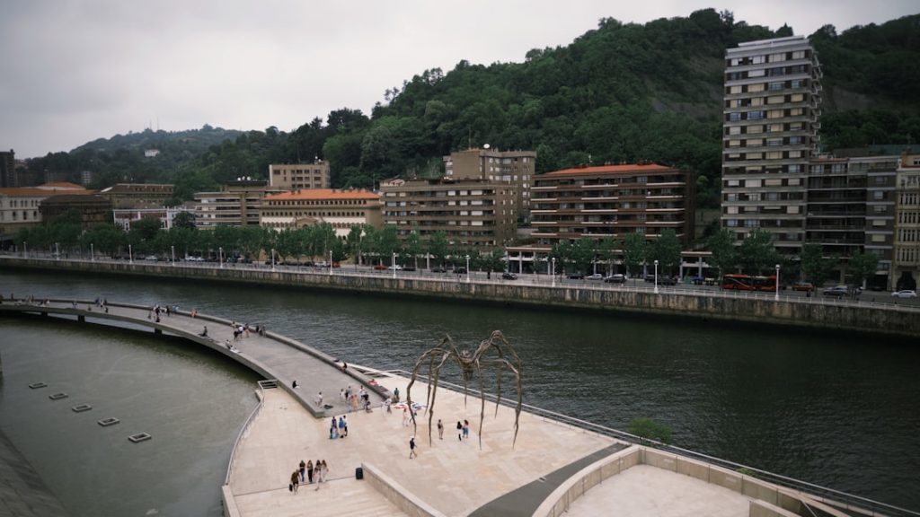 Qué ver en Bilbao en 24 horas: Guggenheim, casco y ría – foto de Valeriia Ruban (Unsplash)