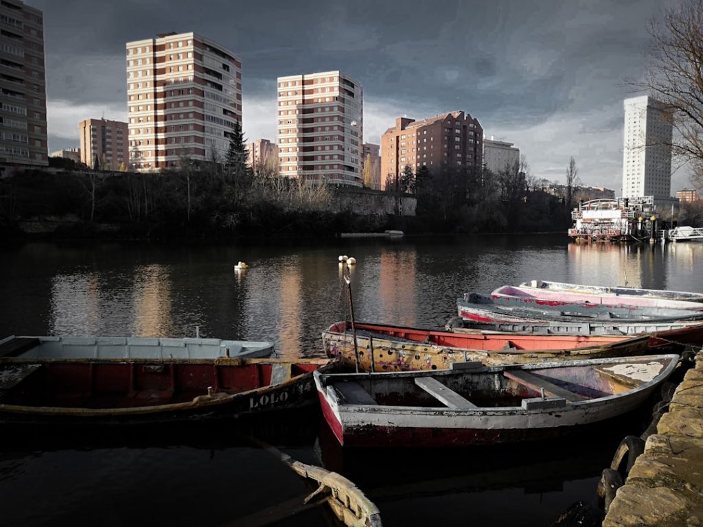 Valladolid y Ribera del Duero 2–3 días: plazas, museos y bodegas – foto de Mikk Sanch (Unsplash)