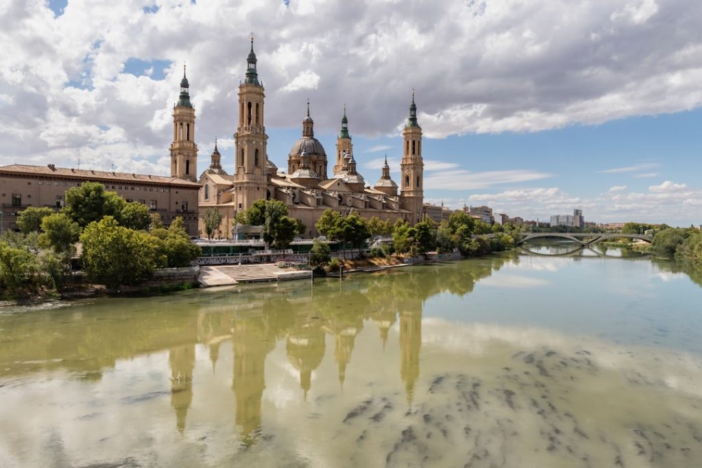 Zaragoza con niños: tranvía, parque del Agua y museos interactivos – foto de Jordi Vich Navarro (Unsplash)