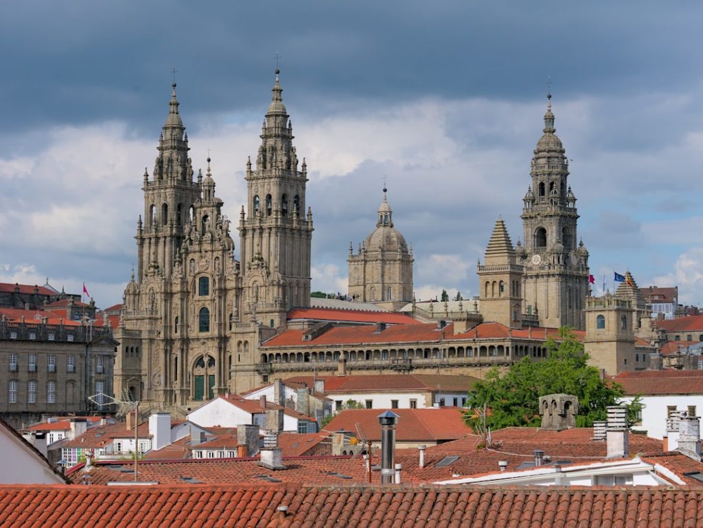 Qué ver en Santiago y alrededores en 4 días – foto de David Magalhães (Unsplash)