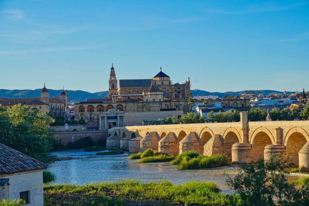 Córdoba en 2 días: ruta por patios y monumentos – foto de Christian Hergesell (Unsplash)