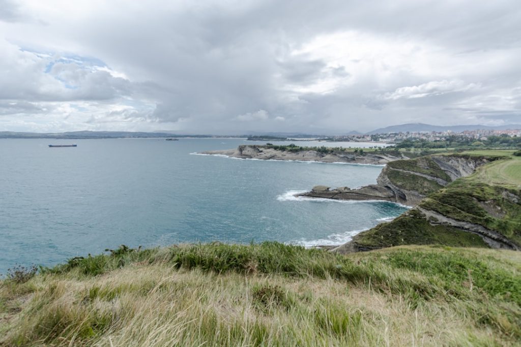 Ruta por el norte de España en 7 días sin calor – foto de Eduardo Kenji Amorim (Unsplash)