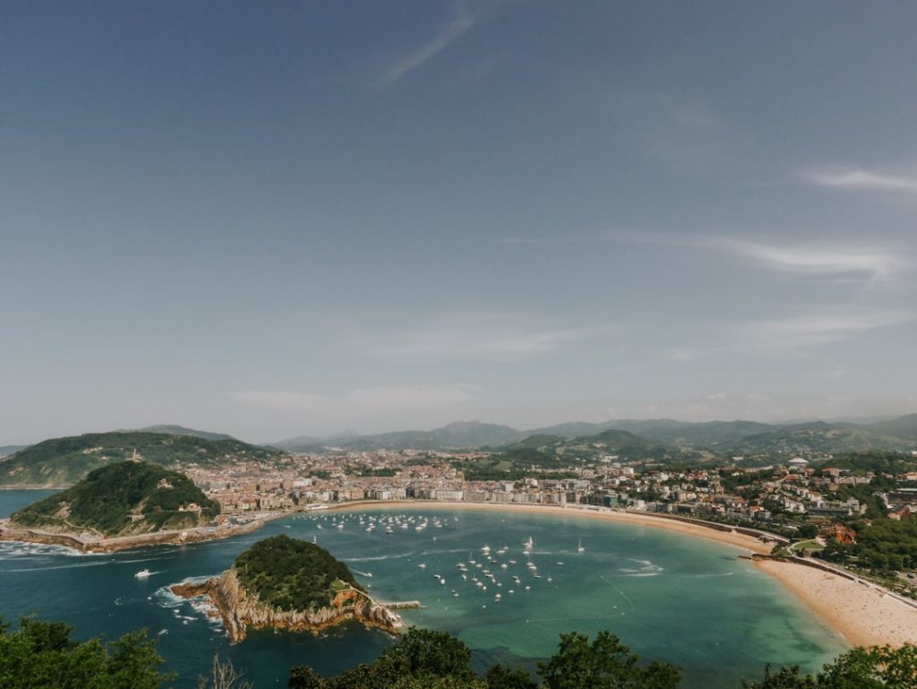 San Sebastián en 3 días: playas y pintxos – foto de Shery Arturova (Unsplash)