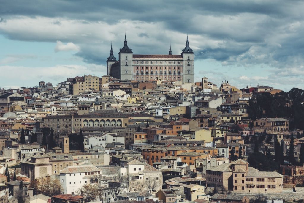 Toledo iluminado de noche: ruta por miradores y monumentos – foto de Greta Schölderle Möller (Unsplash)